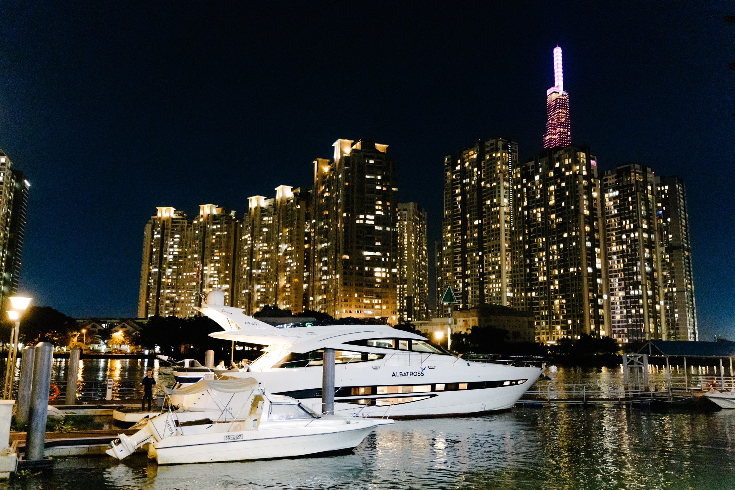 Du thuyền Galeon 660 Fly